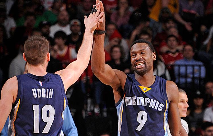 Grizzlies squeeze past  Rockets